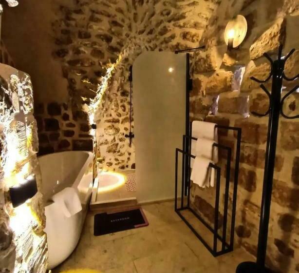 اتاق لوکس با تخت بزرگ, Tuğmaner  Small House Ajar