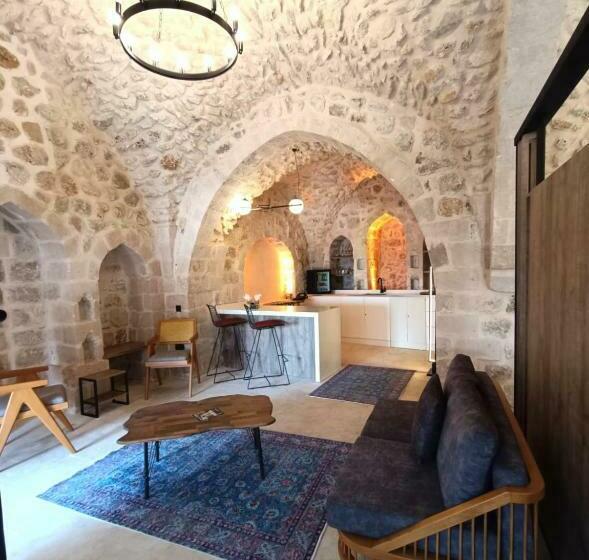 اتاق لوکس با تخت بزرگ, Tuğmaner  Small House Ajar