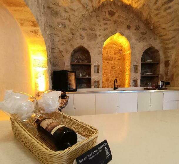 اتاق لوکس با تخت بزرگ, Tuğmaner  Small House Ajar