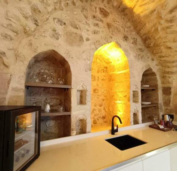 اتاق لوکس, Tuğmaner  Small House Ajar