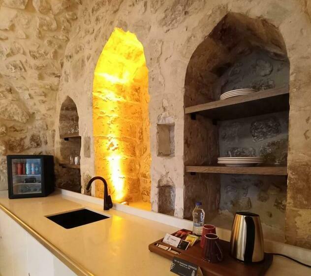 اتاق لوکس, Tuğmaner  Small House Ajar