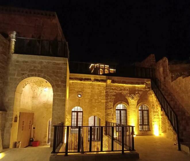 اتاق لوکس, Tuğmaner  Small House Ajar