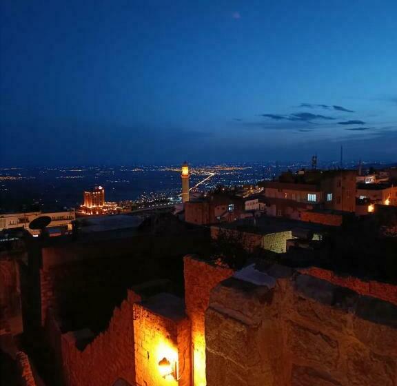 اتاق لوکس, Tuğmaner  Small House Ajar