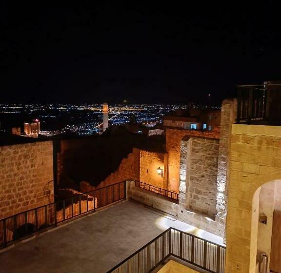 اتاق لوکس, Tuğmaner  Small House Ajar