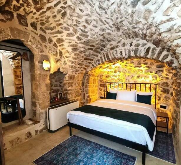 اتاق استاندارد, Tuğmaner  Small House Ajar