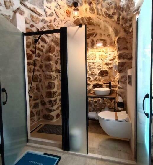 اتاق استاندارد, Tuğmaner  Small House Ajar