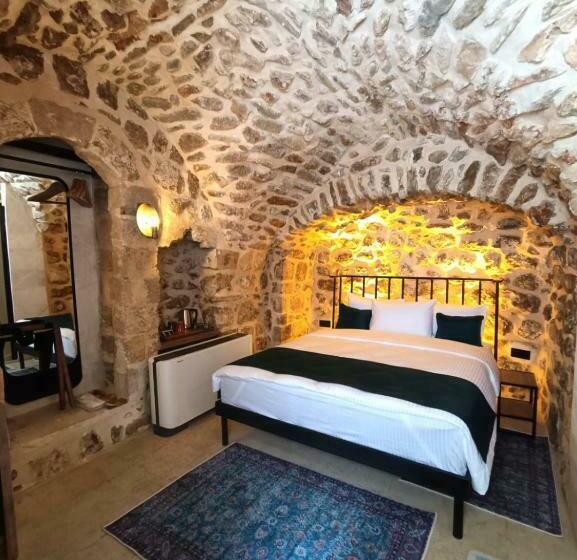 اتاق استاندارد, Tuğmaner  Small House Ajar