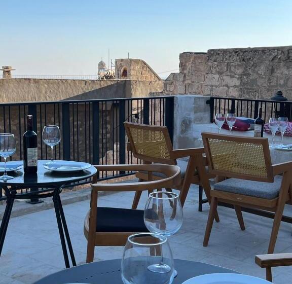 اتاق لوکس با تخت بزرگ, Tuğmaner  Small House Ajar