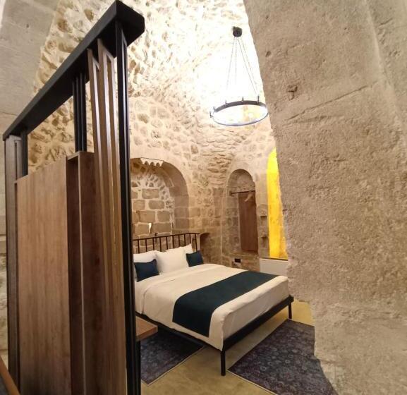 اتاق لوکس با تخت بزرگ, Tuğmaner  Small House Ajar