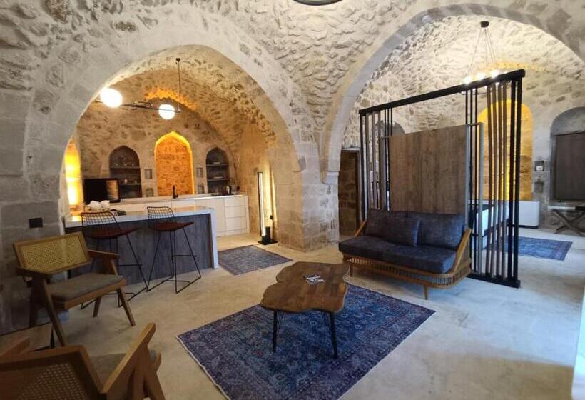 اتاق لوکس با تخت بزرگ, Tuğmaner  Small House Ajar