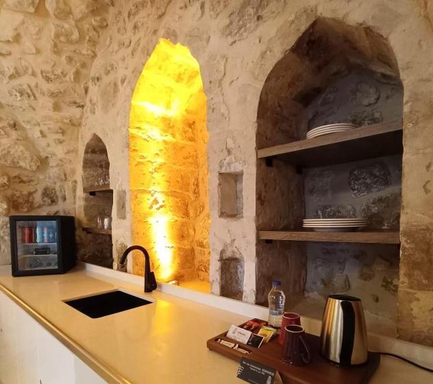 اتاق لوکس با تخت بزرگ, Tuğmaner  Small House Ajar