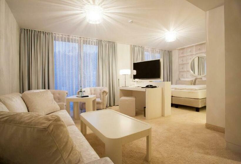 デラックスジュニアスイート, Kronjuwel By Bright