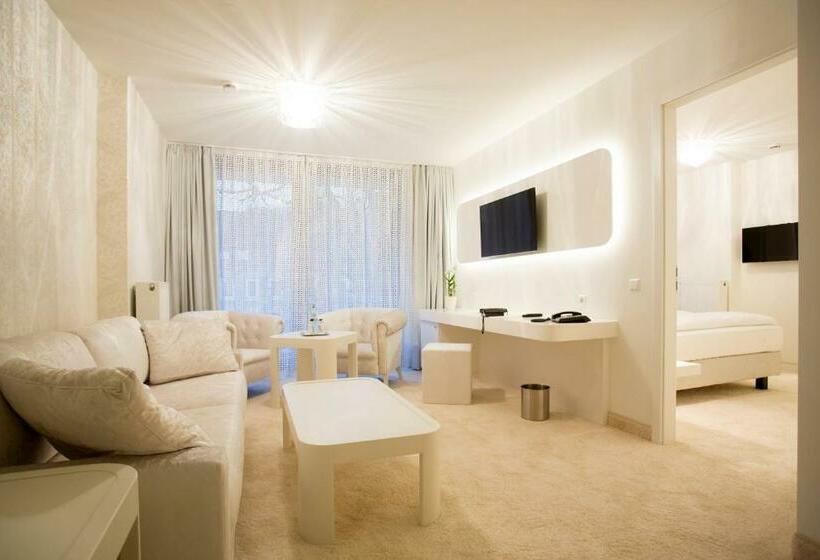 スーペリアースイート, Kronjuwel By Bright