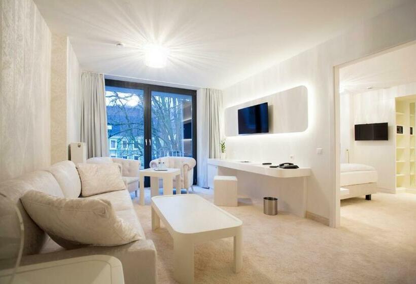 スーペリアースイート, Kronjuwel By Bright