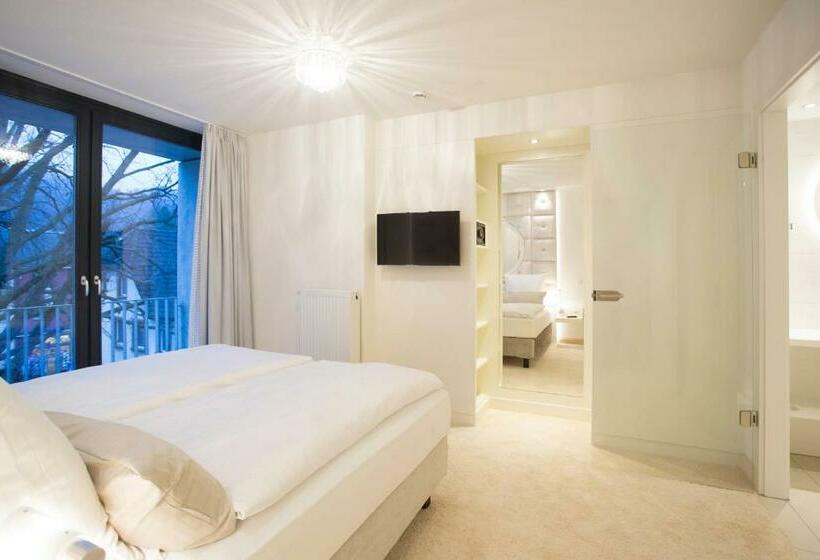 スーペリアースイート, Kronjuwel By Bright