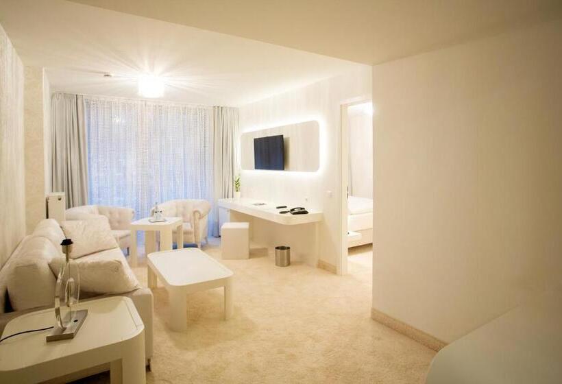 スーペリアースイート, Kronjuwel By Bright