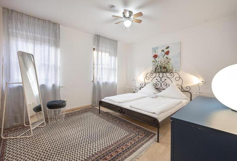 דירת שני חדרים, Am Dom