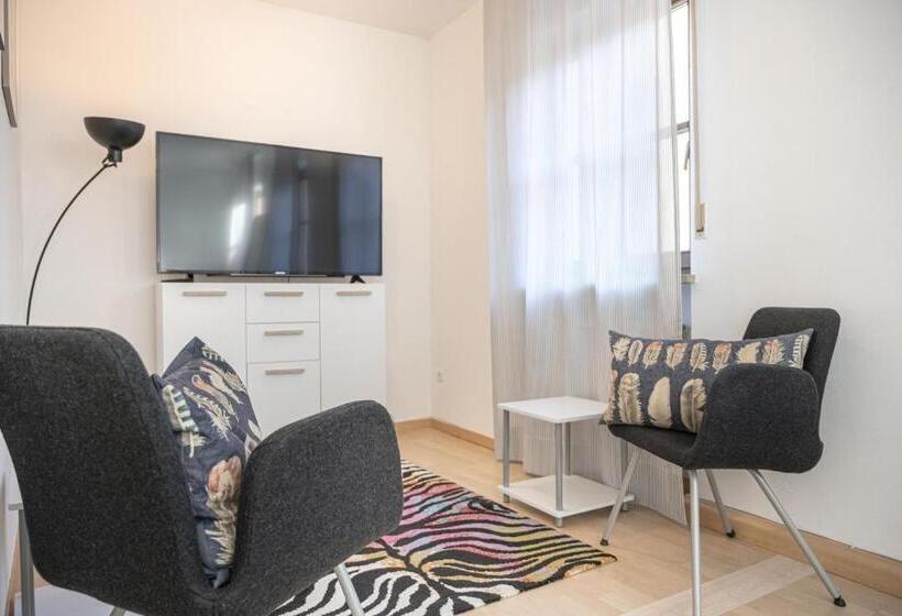 דירת שני חדרים, Am Dom