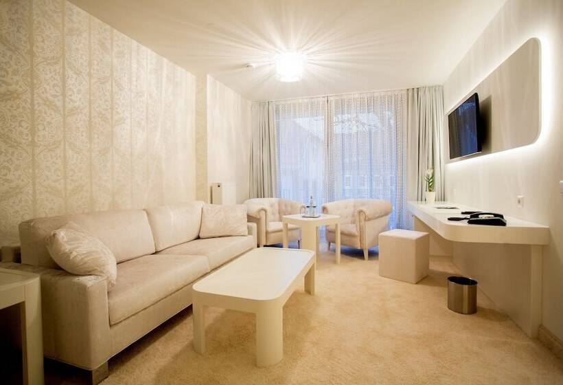 スーペリアースイート, Kronjuwel By Bright