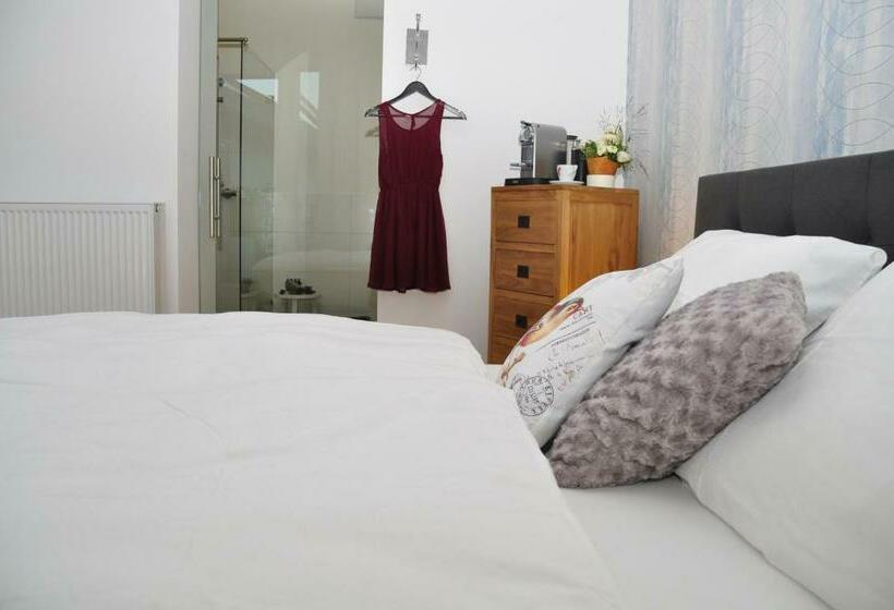 חדר סטנדרט, Six! Eat Work Sleep