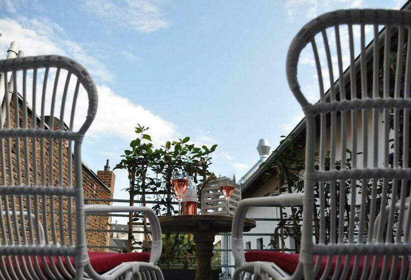 חדר סטנדרט, Six! Eat Work Sleep