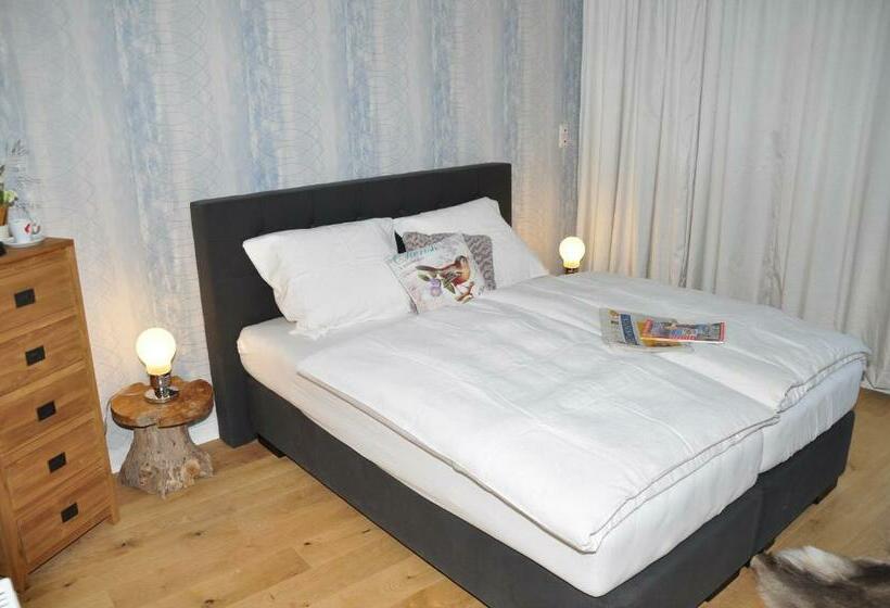 Quarto Estandar, Six! Eat Work Sleep