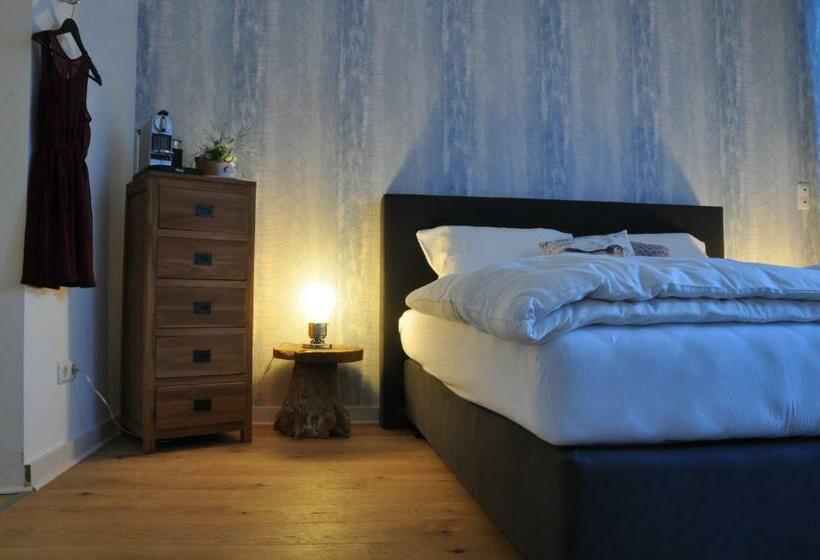 חדר סטנדרט, Six! Eat Work Sleep