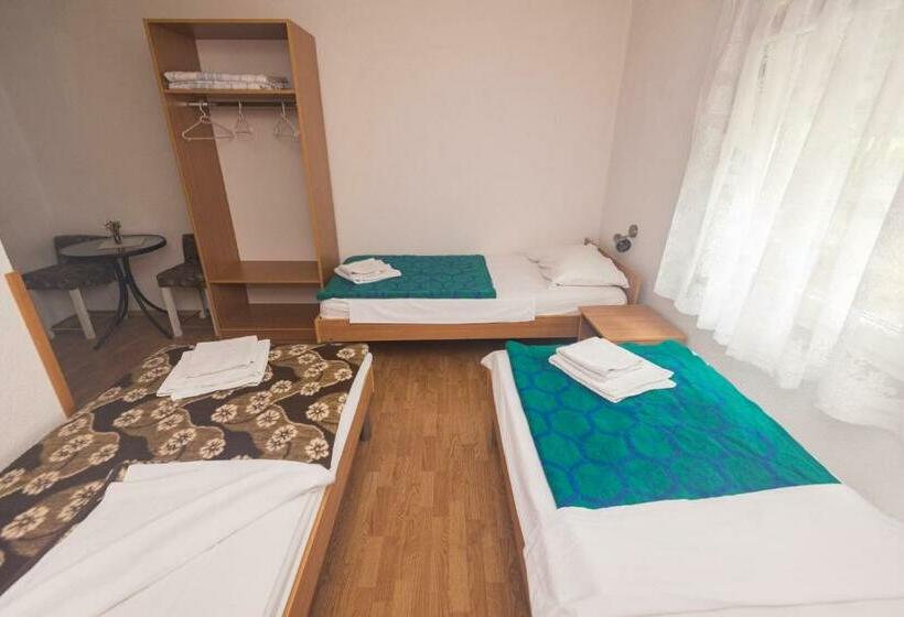 اتاق ساده سه نفره, Guest House Maria