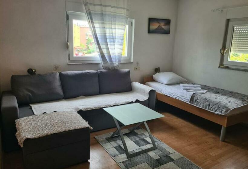 استودیوی استاندارد, Guest House Maria