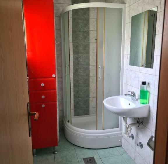 استودیوی استاندارد, Guest House Maria