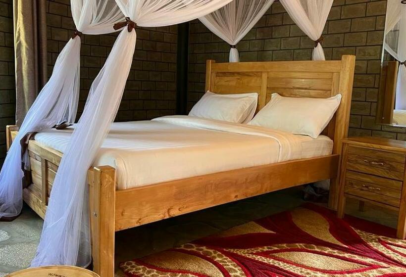 Deluxe room with river view, Gipir And Labongo Safari Lodge Ltd