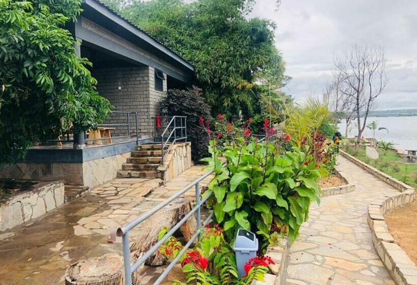 Deluxe room with river view, Gipir And Labongo Safari Lodge Ltd