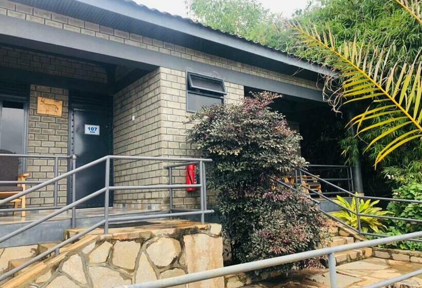 Deluxe room with river view, Gipir And Labongo Safari Lodge Ltd