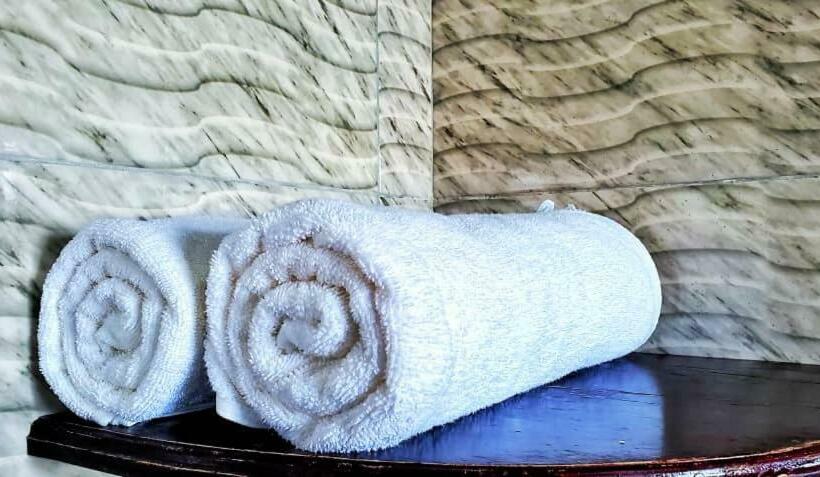 Deluxe room with river view, Gipir And Labongo Safari Lodge Ltd