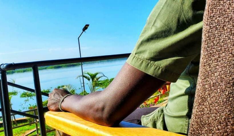 Deluxe room with river view, Gipir And Labongo Safari Lodge Ltd