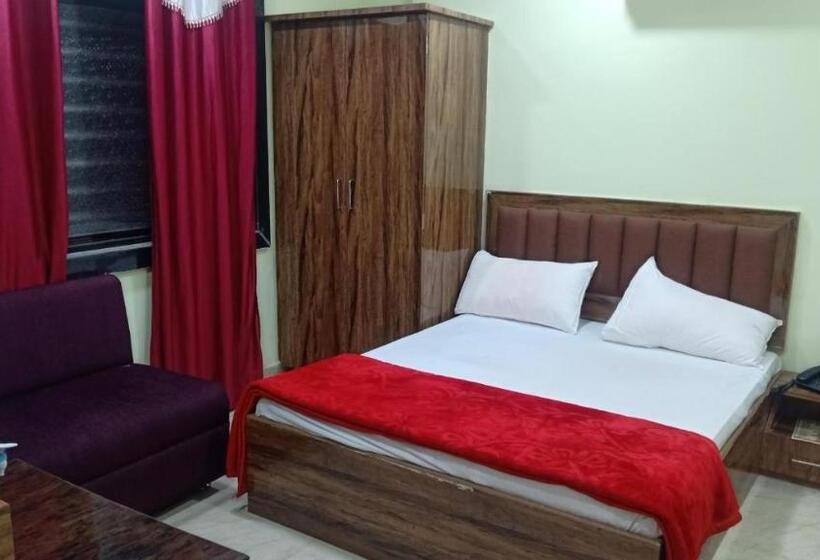 Номер Deluxe, Shagun Banquet And