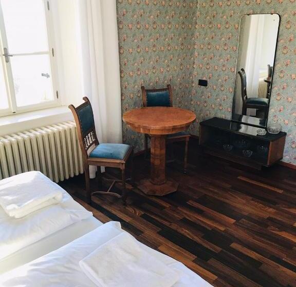 Семейный Номер Вид на Сад, Zámeček Ostrov