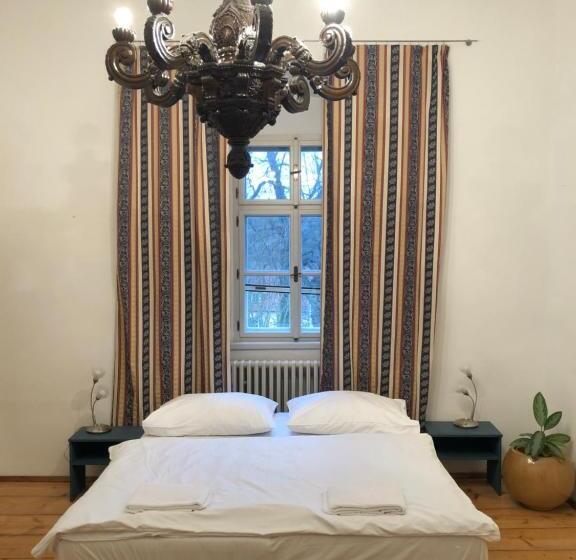 Семейный Номер, Zámeček Ostrov