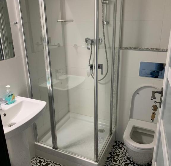 Семейный Номер, Zámeček Ostrov