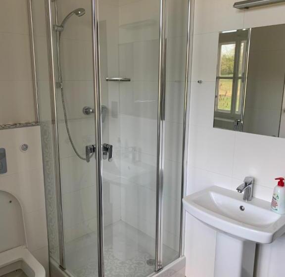 Семейный Номер, Zámeček Ostrov