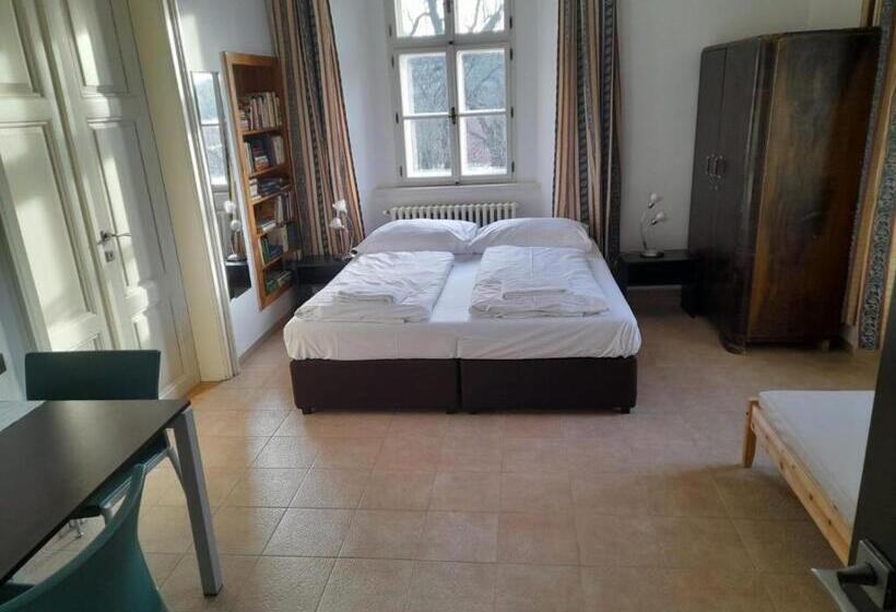 Семейный Номер, Zámeček Ostrov