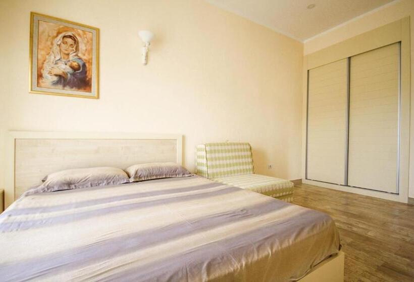 اتاق استاندارد سه نفره, Apartaments Crown Silvia