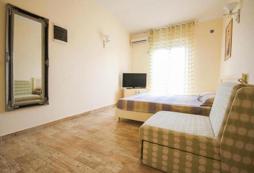 اتاق استاندارد سه نفره, Apartaments Crown Silvia