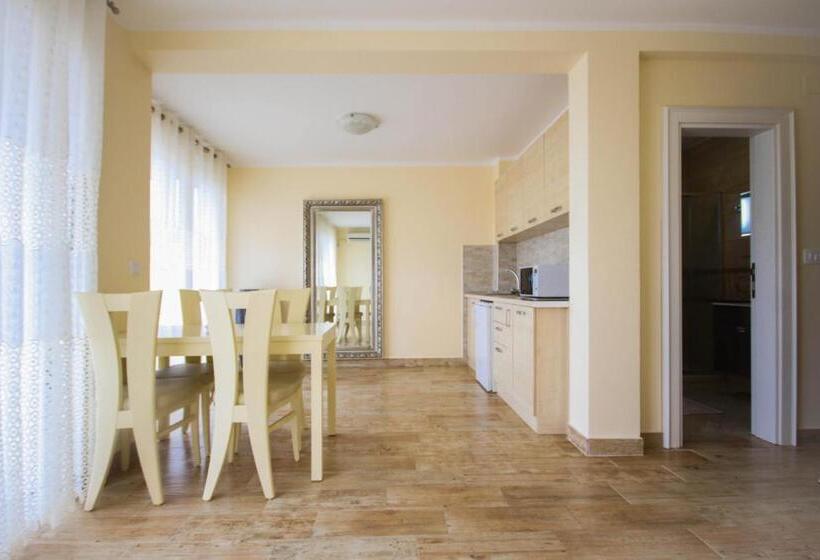 آپارتمان 1 خوابه با چشمانداز دریا, Apartaments Crown Silvia