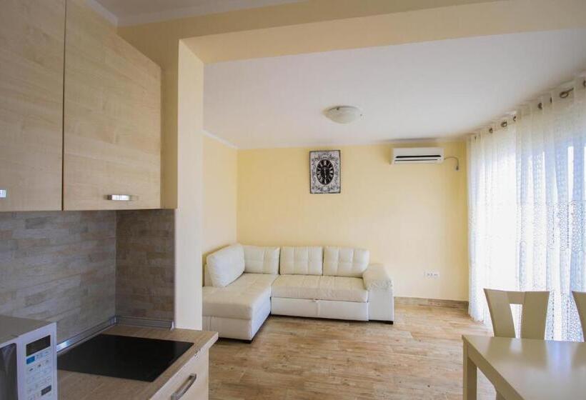 آپارتمان 1 خوابه با چشمانداز دریا, Apartaments Crown Silvia