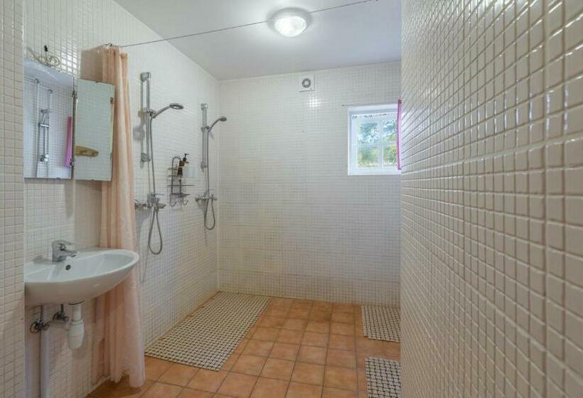 اتاق استاندارد سه تخته با سرویس بهداشتی مشترک, Oitme Hostel
