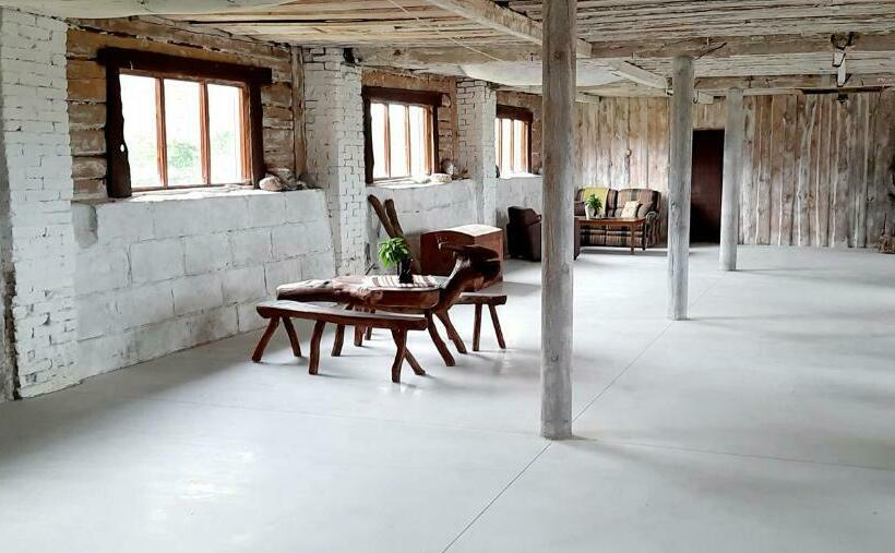 اتاق استاندارد سه تخته با سرویس بهداشتی مشترک, Oitme Hostel