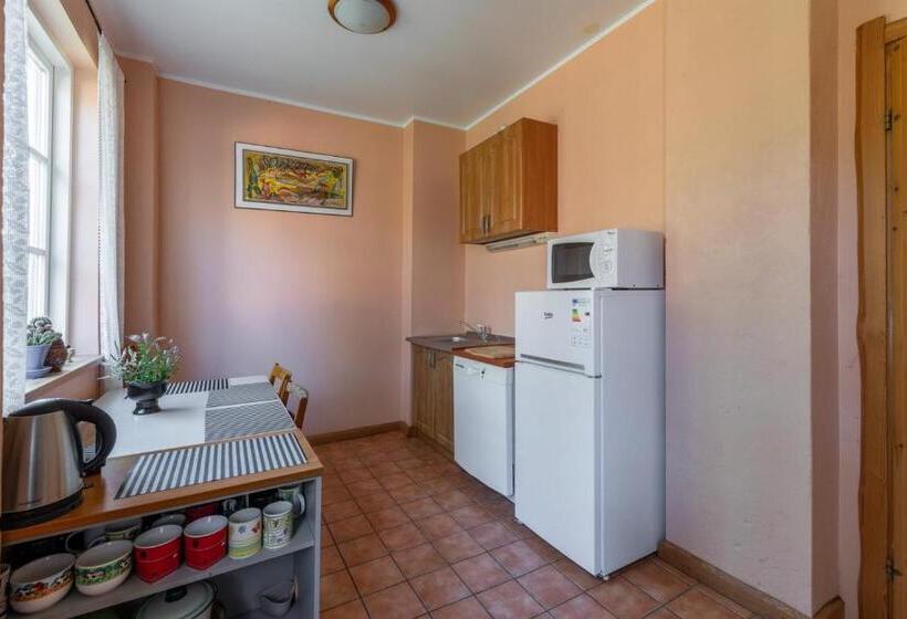 اتاق خانوادگی با سرویس بهداشتی مشترک, Oitme Hostel