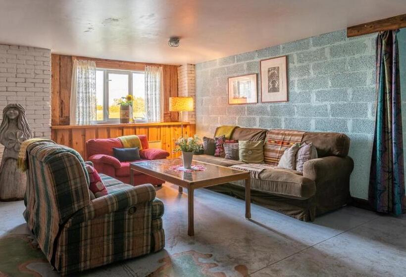 اتاق خانوادگی با سرویس بهداشتی مشترک, Oitme Hostel