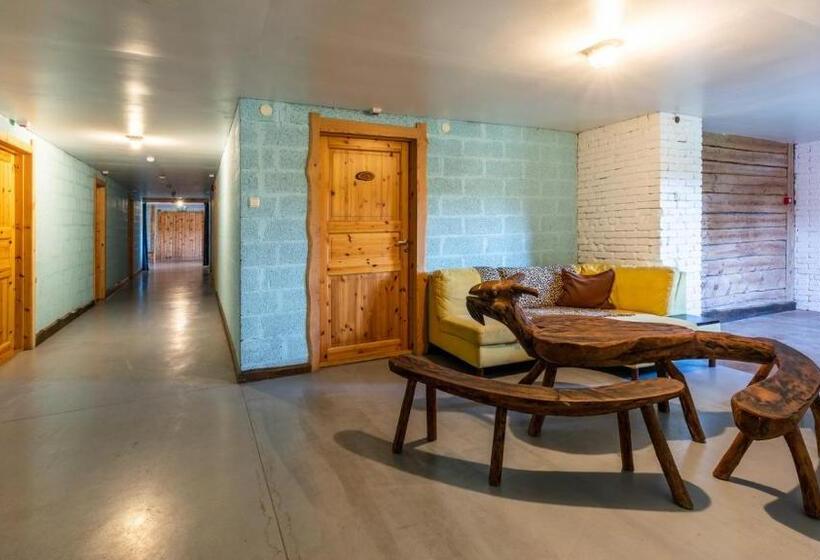 اتاق خانوادگی با سرویس بهداشتی مشترک, Oitme Hostel